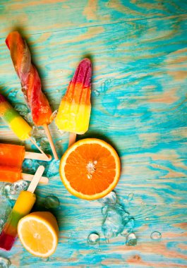 Dondurma, sulu meyve ve ahşap arka plan buz küpleri