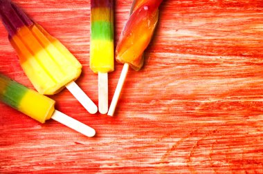 Dondurma lolly ahşap arka plan üzerinde