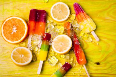 Renkli Buz lolly ve friuts yeşil ahşap zemin üzerine