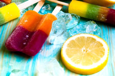 Renkli Buz lolly ve mavi ahşap zemin üzerine friuts