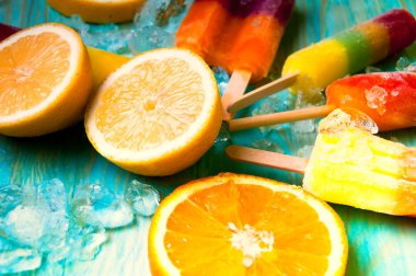 Renkli Buz lolly ve mavi ahşap zemin üzerine friuts