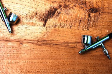 Ahşap arka plan üzerinde iki hava fırçaları