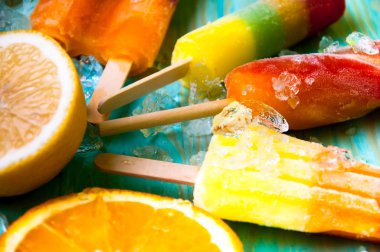 Renkli Buz lolly ve mavi ahşap zemin üzerine friuts