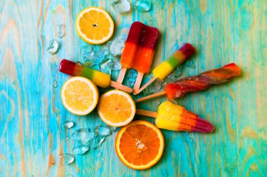 Renkli Buz lolly ve mavi ahşap zemin üzerine friuts