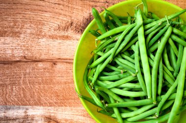 Tahta masadaki taze yeşil fasulye.