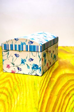 Takı renkli arka plan üzerinde çiçek desenli tabut