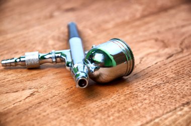 İzole airbrush ahşap arka plan üzerinde