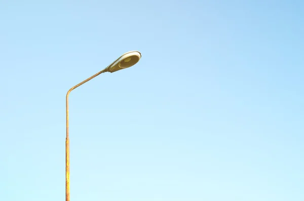 Lâmpada de rua no céu azul — Fotografia de Stock