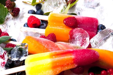 Kompozisyon lezzetli dondurma, meyve ve buz küpleri
