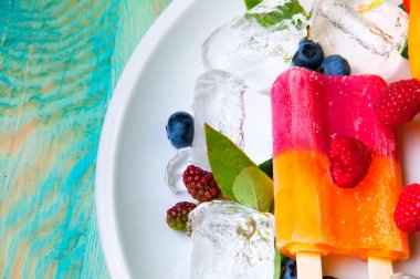 Kompozisyon lezzetli dondurma, meyve ve buz küpleri