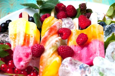 Kompozisyon lezzetli dondurma, meyve ve buz küpleri