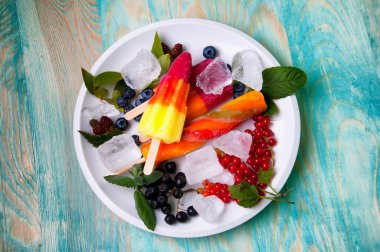 Kompozisyon lezzetli dondurma, meyve ve buz küpleri