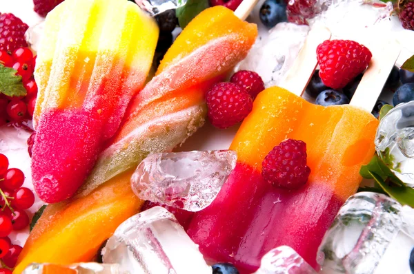 Zusammensetzung aus leckerem Eis, Früchten und Eiswürfeln — Stockfoto
