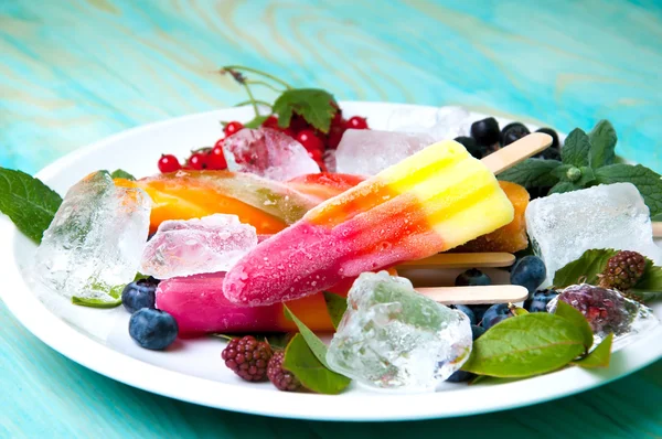 Kompozisyon lezzetli dondurma, meyve ve buz küpleri — Stok fotoğraf