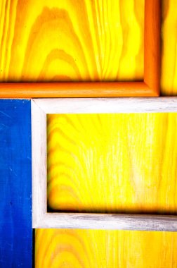 Renkli ahşap zemin üzerine eski soyut resim çerçeveleri