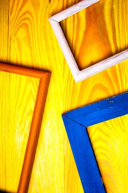 Renkli ahşap zemin üzerine eski soyut resim çerçeveleri