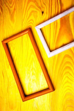 Renkli ahşap zemin üzerine eski soyut resim çerçeveleri