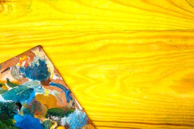 Resim paleti renkli ahşap zemin üzerine