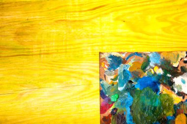 Resim paleti renkli ahşap zemin üzerine