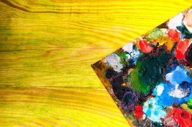 Resim paleti renkli ahşap zemin üzerine