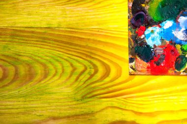 Resim paleti renkli ahşap zemin üzerine