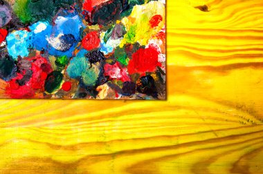 Resim paleti renkli ahşap zemin üzerine