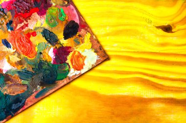 Resim paleti renkli ahşap zemin üzerine