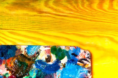 Resim paleti renkli ahşap zemin üzerine