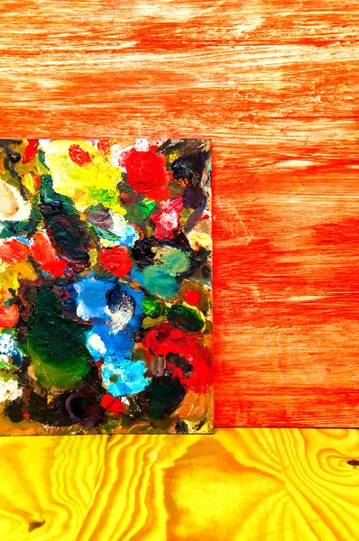 Paleta de pintura sobre fundo de madeira colorido — Fotografia de Stock