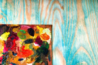 Resim paleti renkli ahşap zemin üzerine