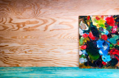 Resim paleti ahşap arka plan üzerinde