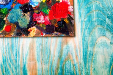 Resim paleti renkli ahşap zemin üzerine