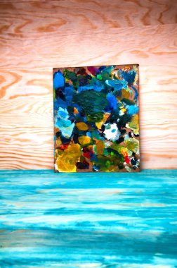 Resim paleti renkli ahşap zemin üzerine