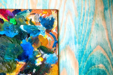 Resim paleti renkli ahşap zemin üzerine