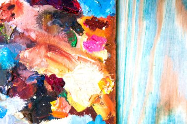 Resim paleti renkli ahşap zemin üzerine