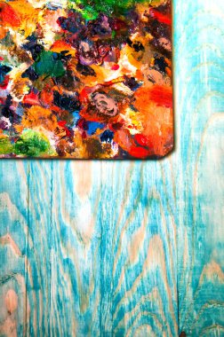 Resim paleti renkli ahşap zemin üzerine