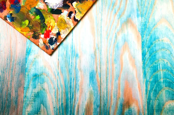 Malířské palety na barevné dřevěné pozadí — Stock fotografie