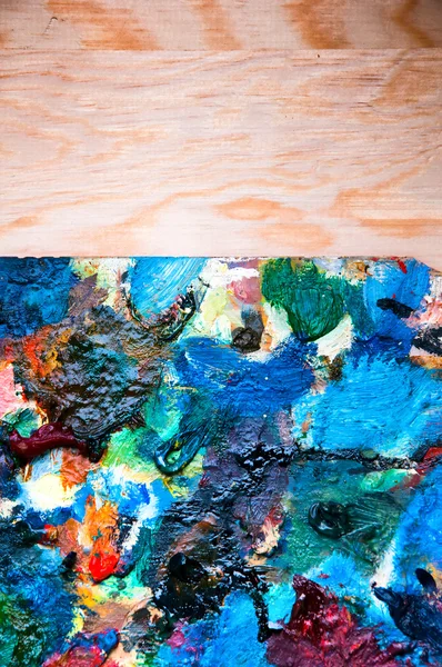 Paleta de pintura em fundo de madeira — Fotografia de Stock