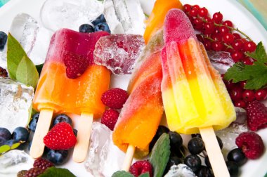 Kompozisyon lezzetli dondurma, meyve ve buz küpleri