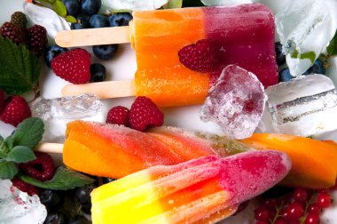 Kompozisyon lezzetli dondurma, meyve ve buz küpleri