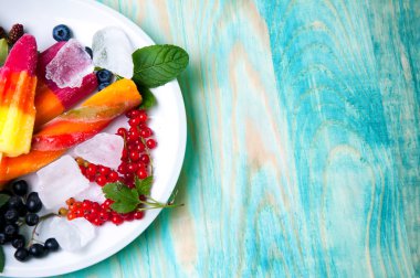 Kompozisyon lezzetli dondurma, meyve ve buz küpleri