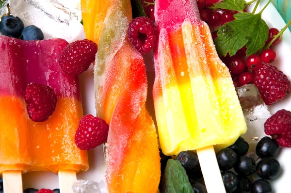 Composição de deliciosos sorvetes, frutas e cubos de gelo — Fotografia de Stock