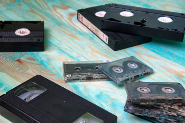 Mavi ahşap arka plan üzerinde video ve müzik kasetleri