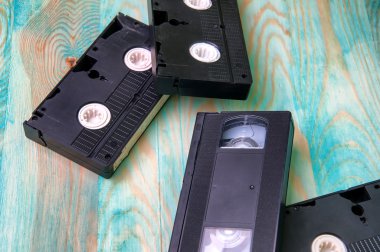Eski Vhs kasetleri mavi ahşap zemin üzerine bantları (PET)