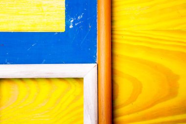 Renkli ahşap zemin üzerine eski soyut resim çerçeveleri