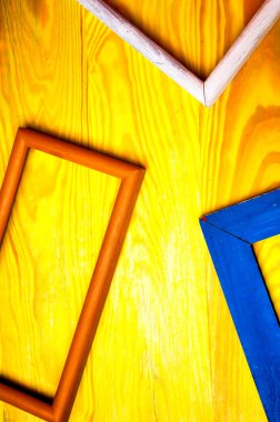 Renkli ahşap zemin üzerine eski soyut resim çerçeveleri