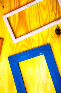 Renkli ahşap zemin üzerine eski soyut resim çerçeveleri