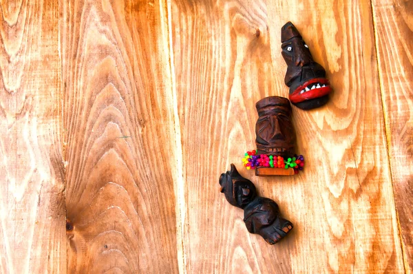 Figurines en bois sculpté à la main sur fond en bois — Photo