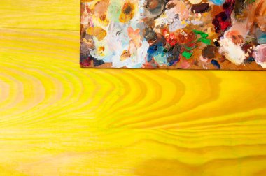 Resim paleti renkli ahşap zemin üzerine