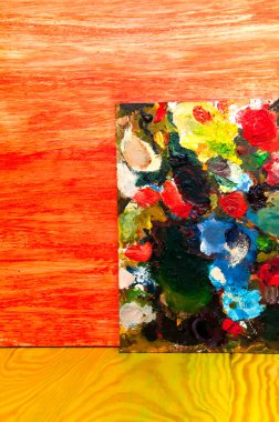 Resim paleti renkli ahşap zemin üzerine